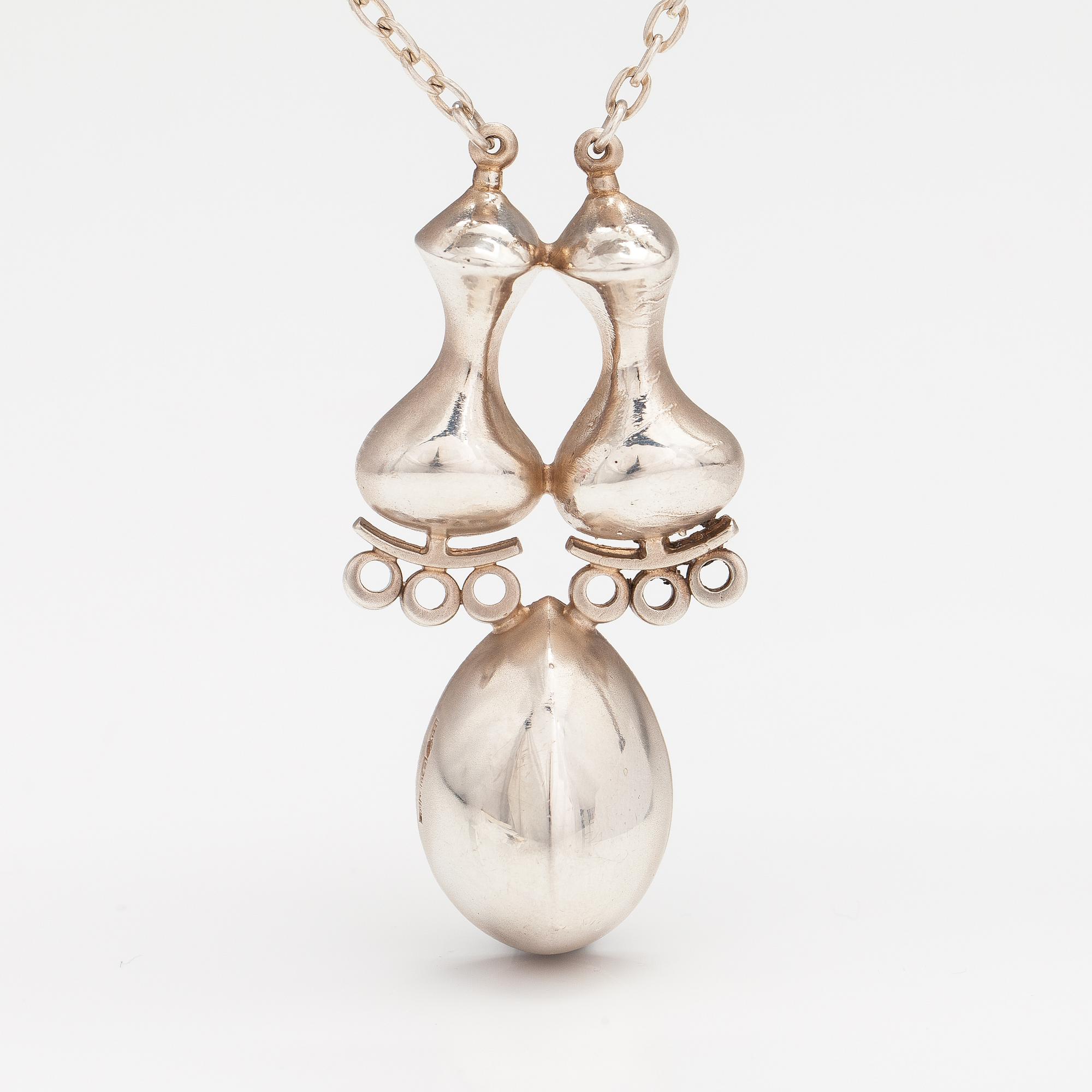 Jorma Laine, A silver necklace. Turun Hopea, Turku 1973.