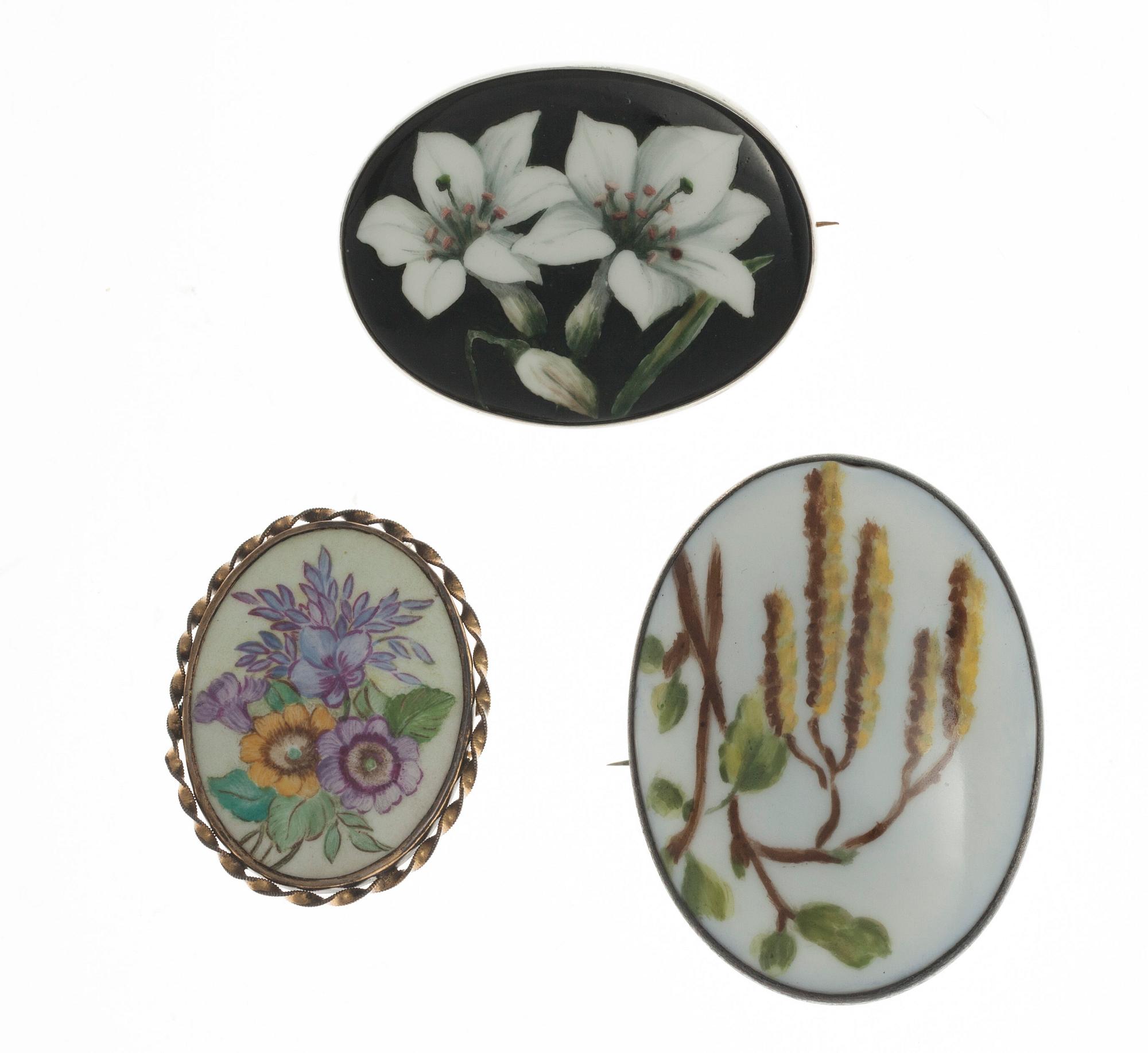 BROSCHER, 3 st, silver, porslin. Bl.a. 1939, 1948.