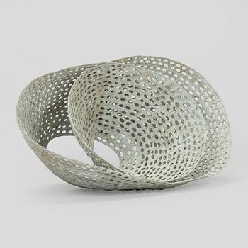 Kristina Riska, veistos, "Basket sculpture" keramiikkaa, signeerattu KR.