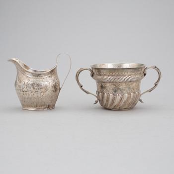 A SILVER LOVING CUP AND CREAMJUG, London 1804 och 1889. Weight ca 272 g.
