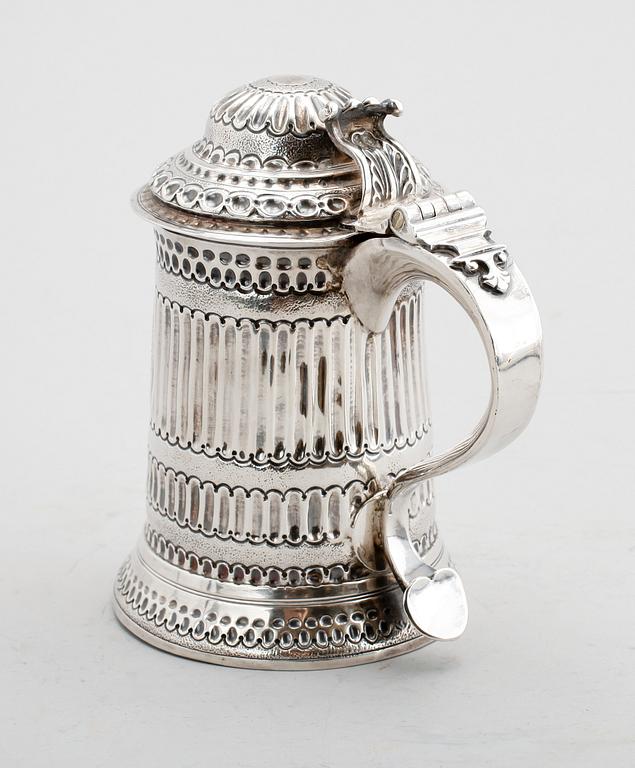 STOP, silver, möjligen Benjamin Mountigue, London 1765. Vikt 607 g.