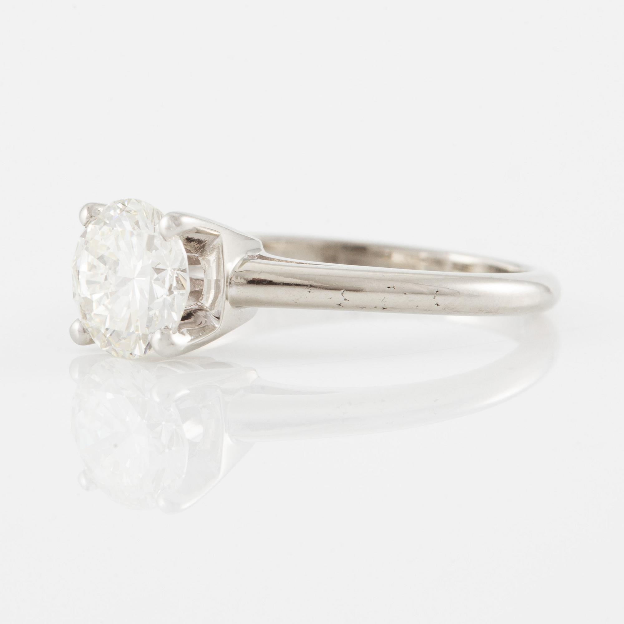 Ring, solitaire ring, 18K white gold with a brilliant-cut diamond approximately 1 ct.