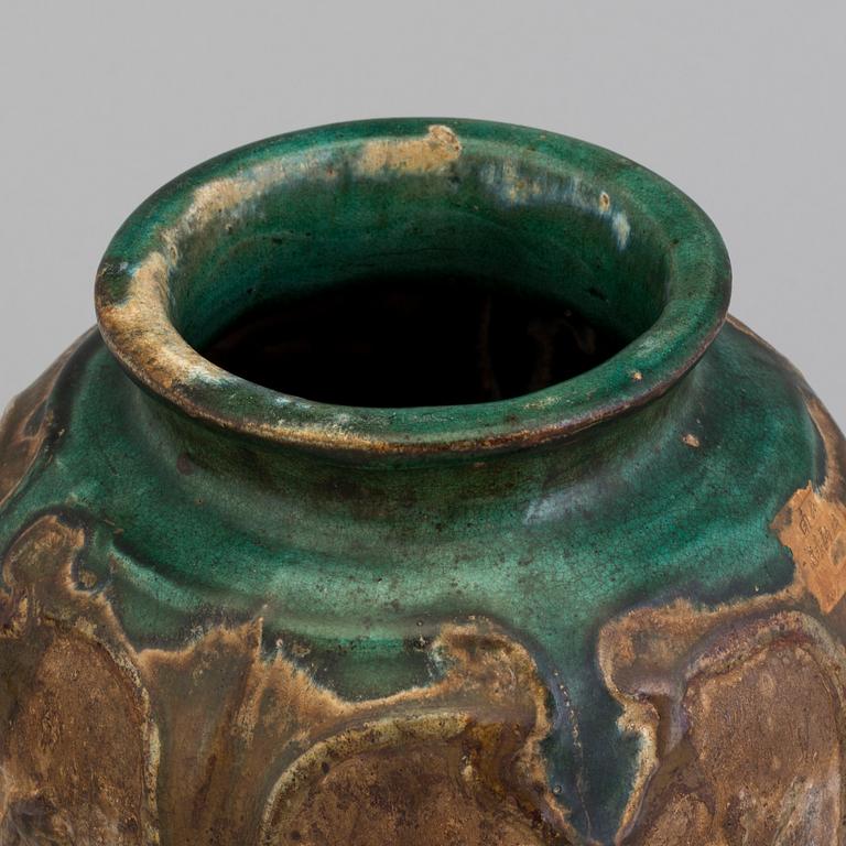 A Chinese 'Shiwan' ware pottery jar with cover, Qing dynasty, 19th century.