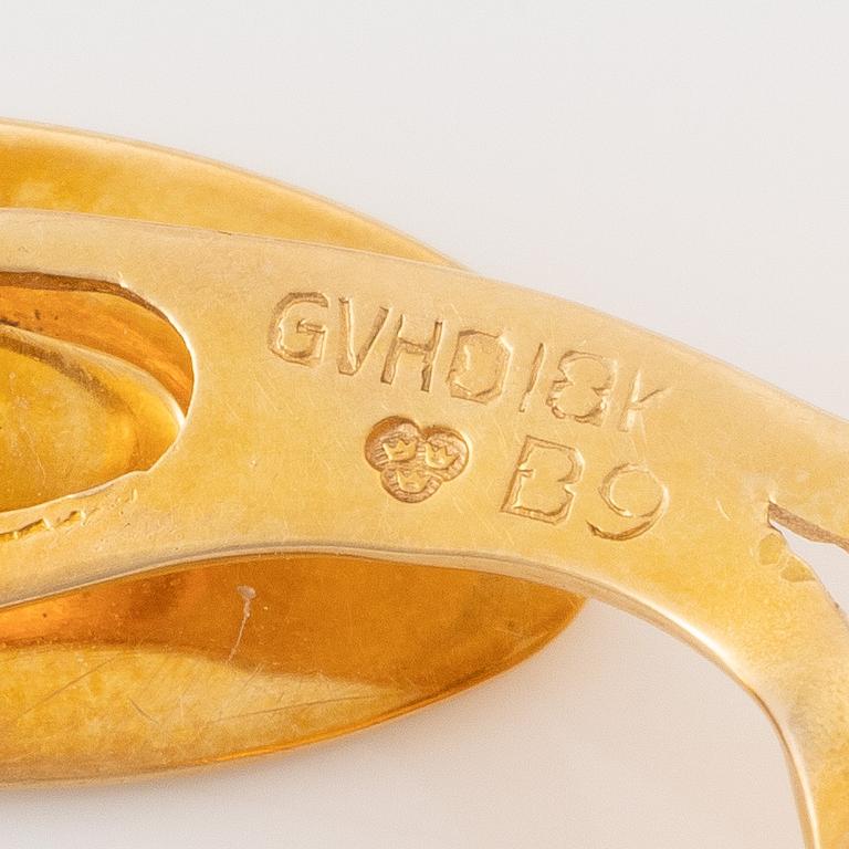 C.G Hallberg, cufflinks and shirt studs, two pairs, 18K gold with diamonds and mother-of-pearl.