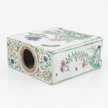 A famille verte tea caddy, Qing dynasty, Kangxi (1662-1722).