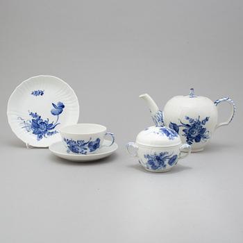 A DANISH PORCELAIN TEA SET, 21 pieces, "Blå blomst", Royal Copenhagen.