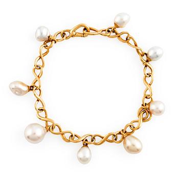 610. An 18K gold and cultured Keshi pearl bracelet.