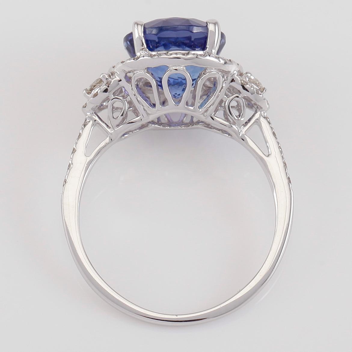 RING, 18K vitguld, diamanter tot ca 0.37 ct. och tanzanit ca 3.20 ct.