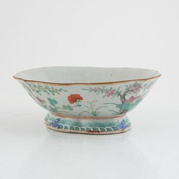 A Chinese porcelain bowl, late 19th Century.