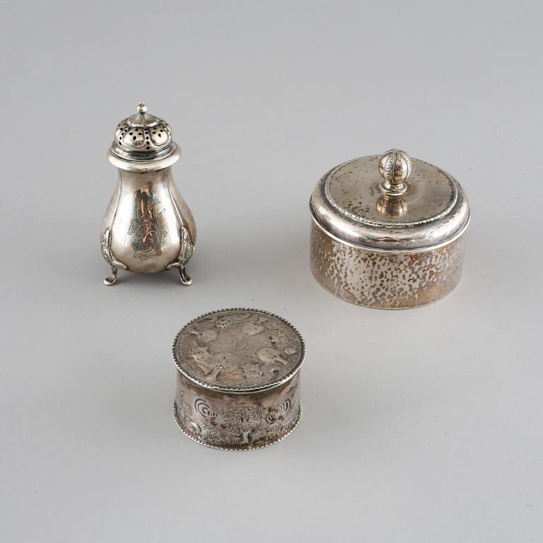 Three silver items from the 19th and 20th century. Weight 349 g.