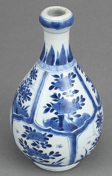 FLASKA, porslin, Qingdynastin Kangxi (1662-1722).