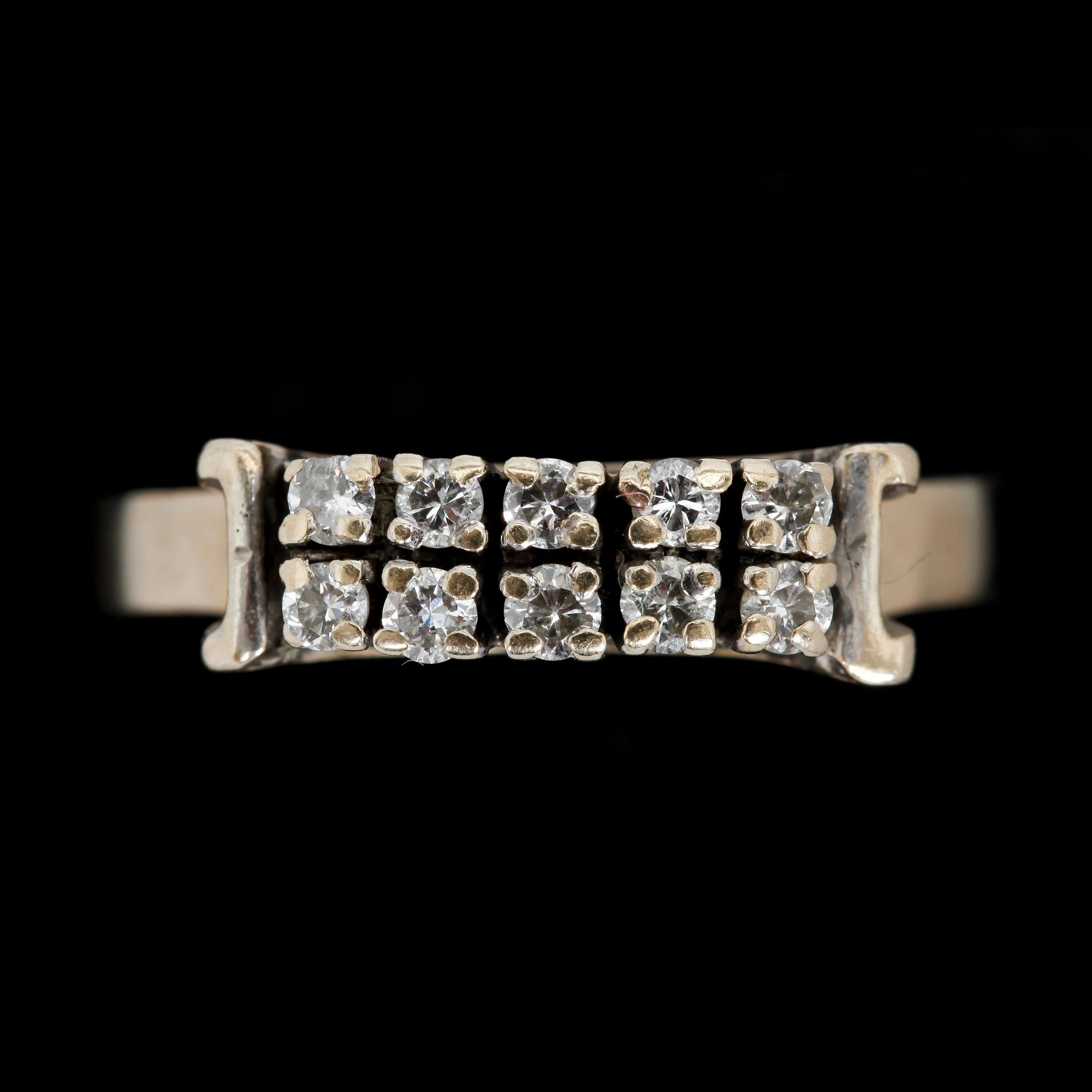 RING, 18k guld med diamanter tot ca 0,30 ct enligt gravyr. N S E guldvaru AB, Köping 1979. Vikt 4,2 g.