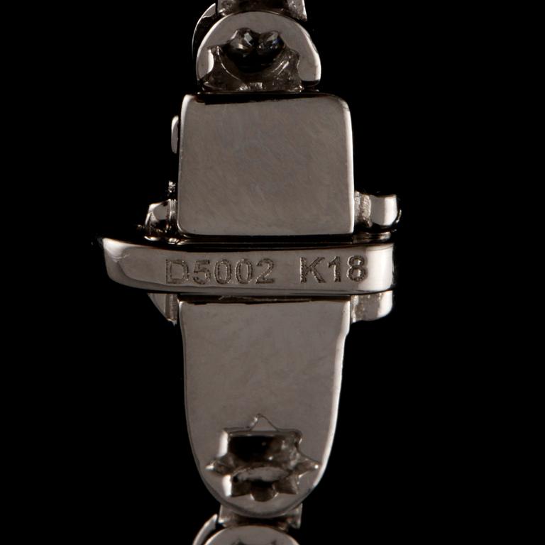 COLLIER, 18k vitguld med 119 briljantslipade diamanter, totalt 5.00 ct. Vikt 19 g.