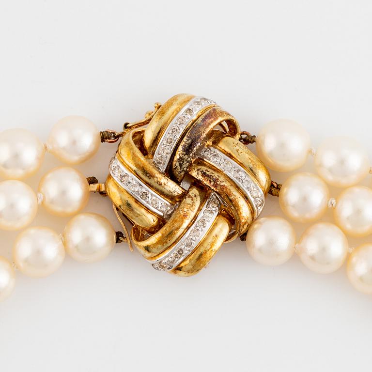 Cultured pearl necklace, clasp gold with brilliant cut diamonds.