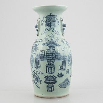 A porcelain vase, China, Qing dynasty, late 19th century.