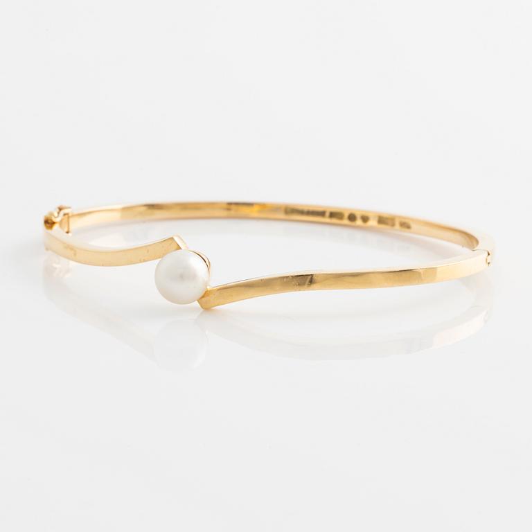 Bracelet 18K gold with a cultured pearl, Stigbert.