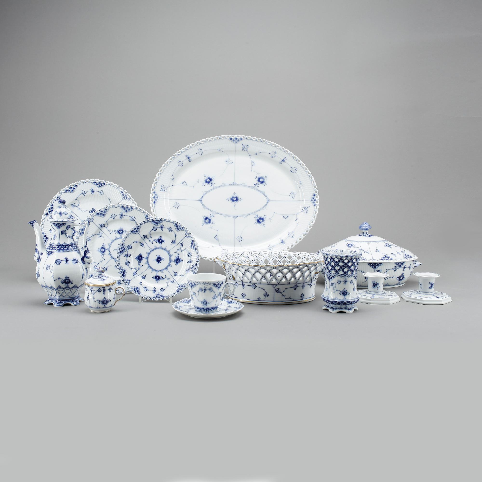 SERVISDELAR, 84 stycken, porslin, Musselmalet, Royal Copenhagen.