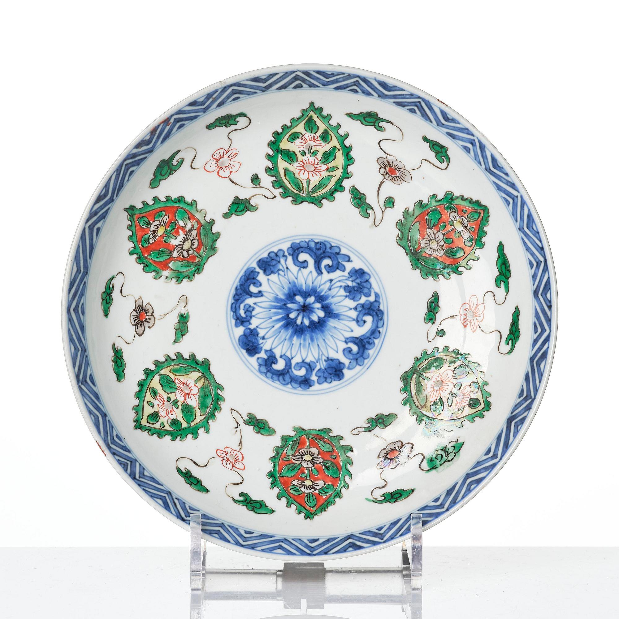 Skål samt fat, porslin. Qingdynastin, Kangxi (1662-1722).