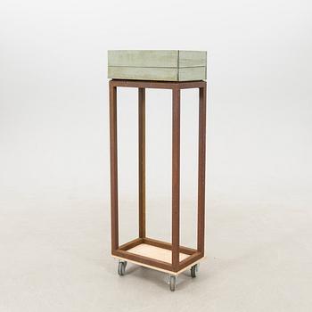 Pedestal/Flower stand modern manufacture.
