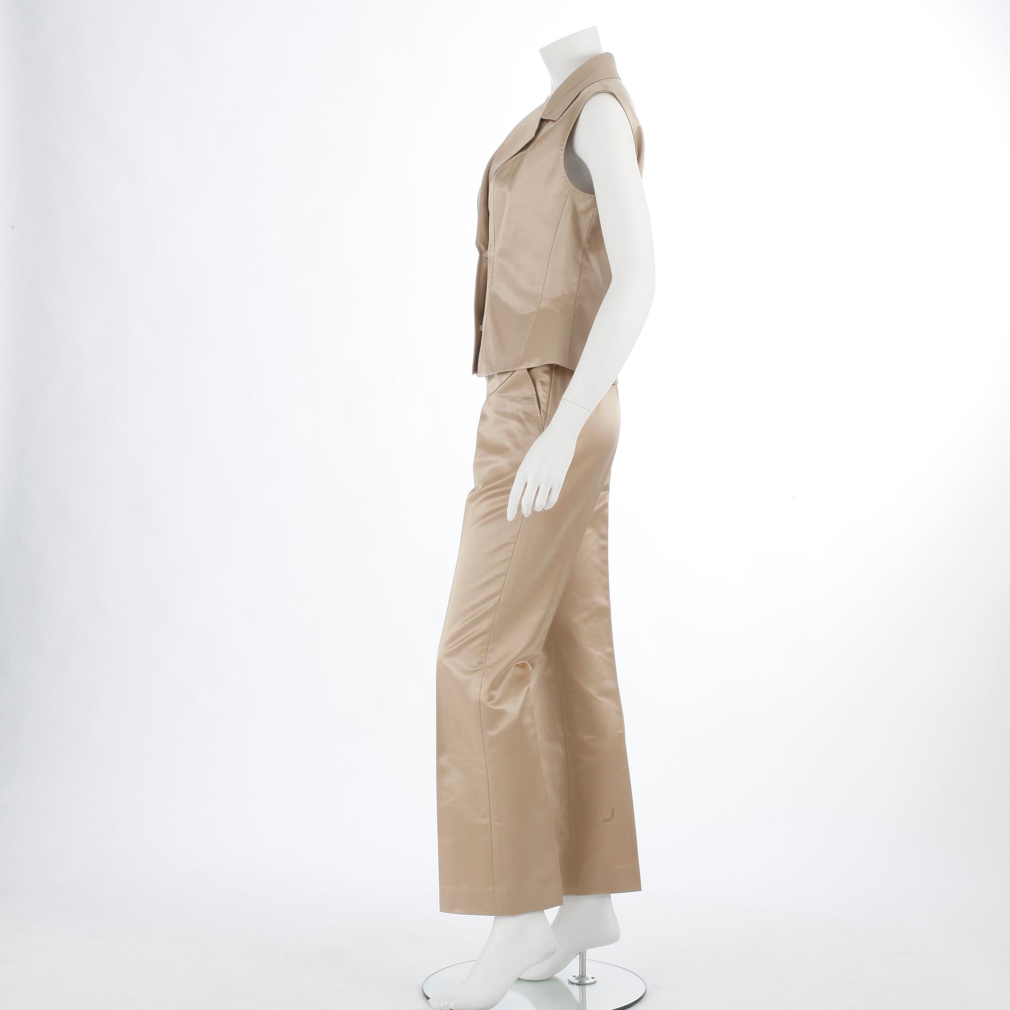 MAX MARA, dräkt bestående av väst samt byxa. Storlek 40 resp 42.