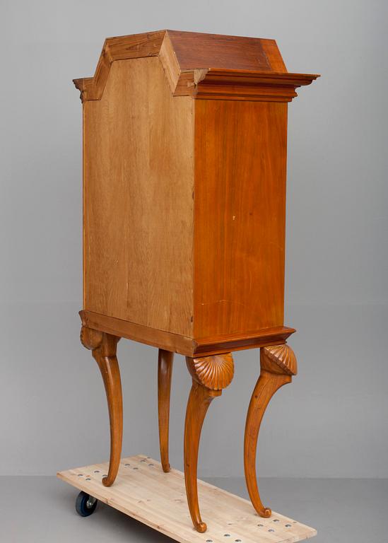 VITRINSKÅP, 1900-talets mitt.