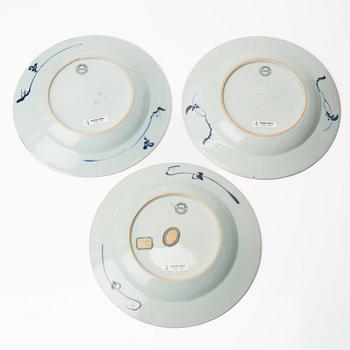 Tallrikar, sju stycken, porslin. Qingdynastin, 1700-tal.