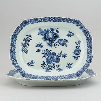 Stekfat, två stycken, kompaniporslin. Qingdynastin, Qianlong (1736-95).