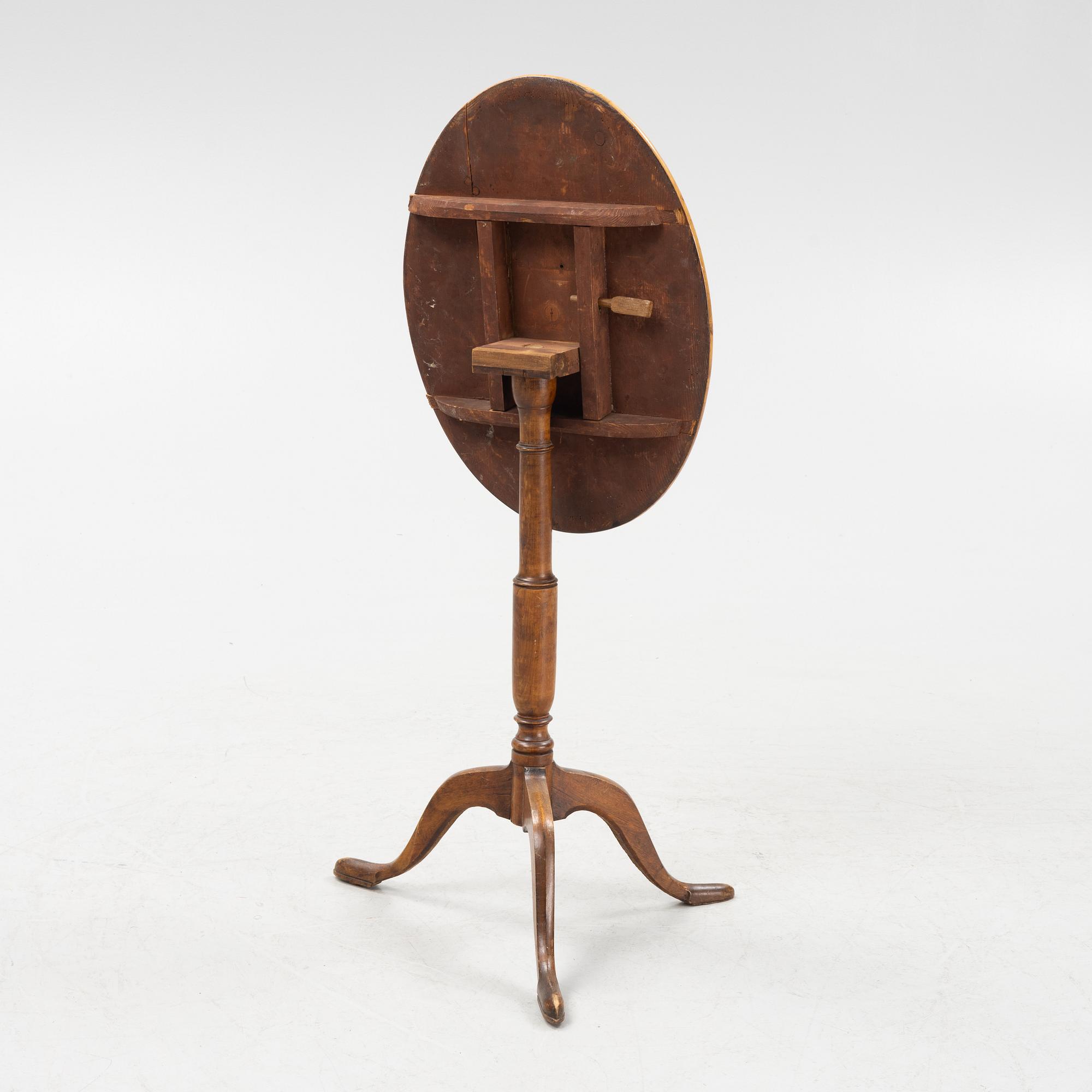 A late Gustavian tilt top table from around the year 1800.