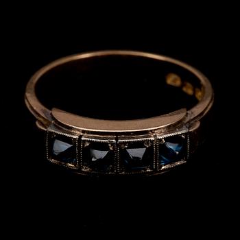 RING, 18K guld, syntetiska safirer. A. Koistinen Helsingfors 1945. Vikt 5.8 g.