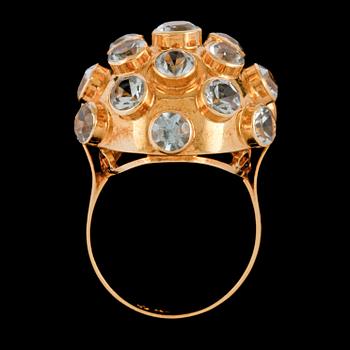 RING, 18K rödguld med ljusblå fasettslipade pastestenar, utländska stämplar. Vikt 5,0 g.