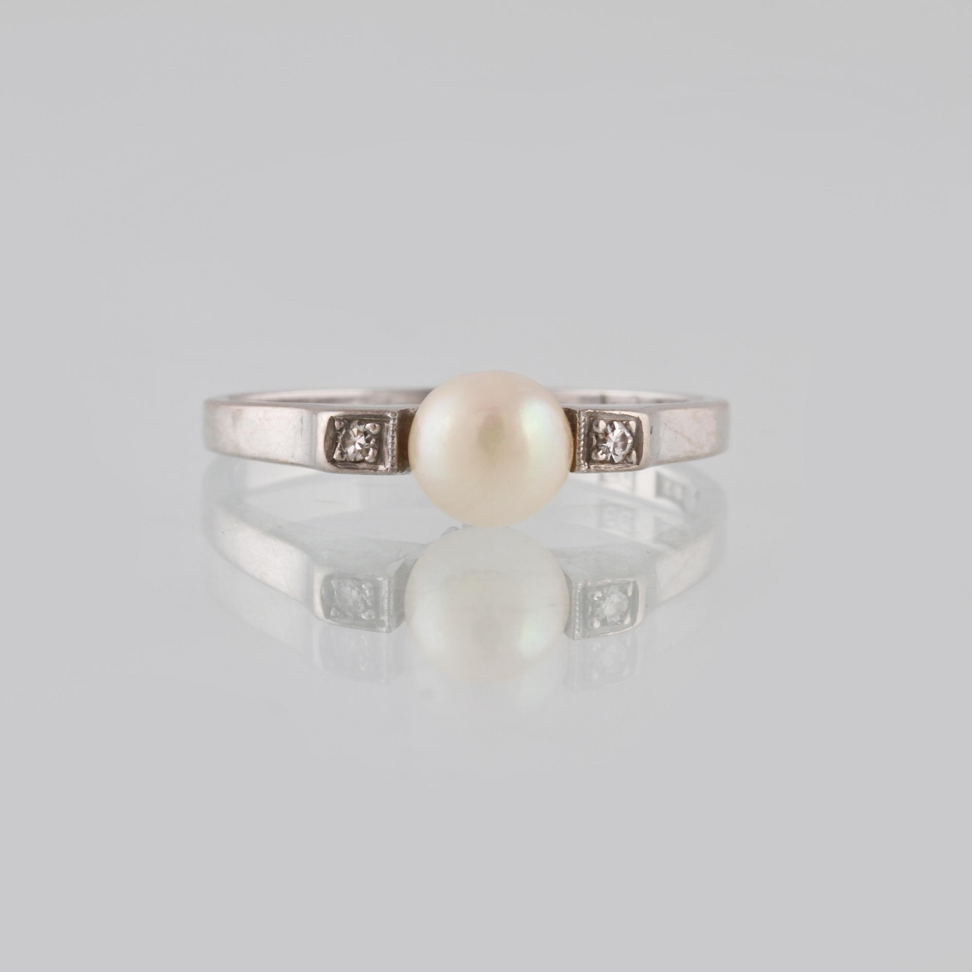 RING, 18K vitguld med odlad pärla och 2 åttkantslipade diamanter, Tesi, Göteborg, 1954. Vikt 3,4 gram.
