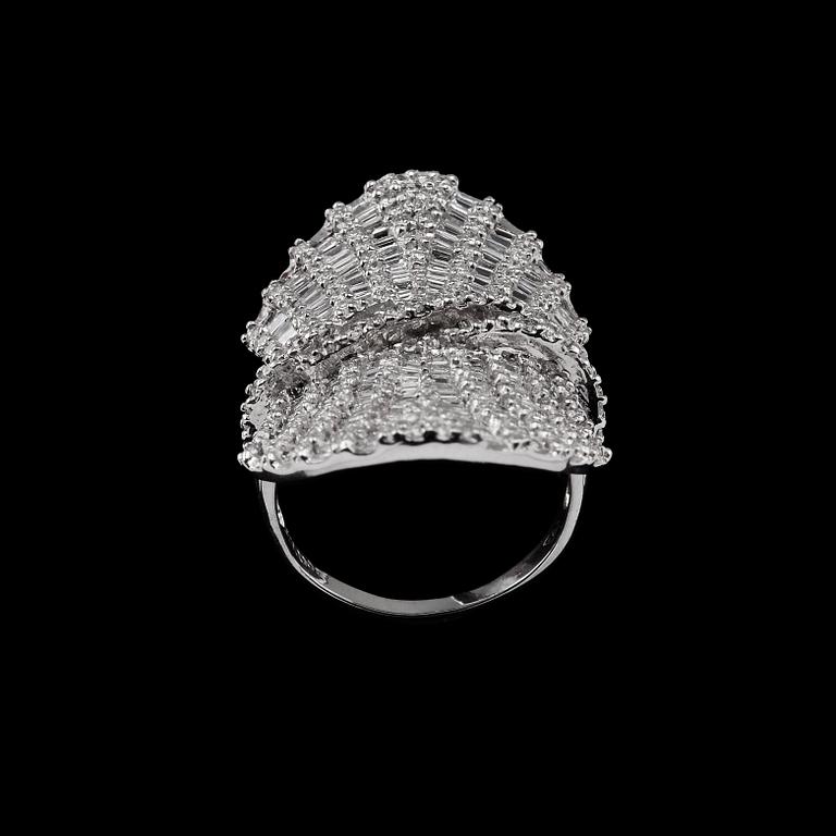 RING, briljant- och baguetteslipade diamanter ca 3.58 ct. Vikt 11.9 g.