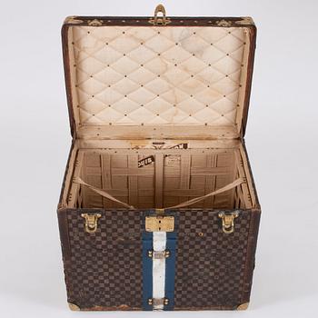 LOUIS VUITTON, damier trunk.