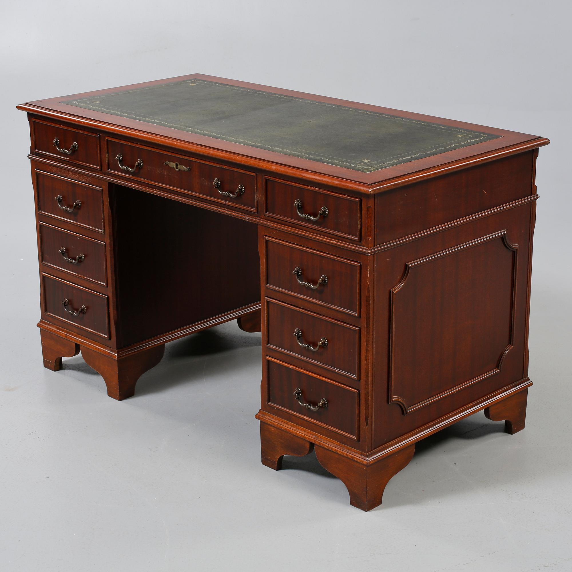 SKRIVBORD, engelsk stil, 1900-talets andra hälft.