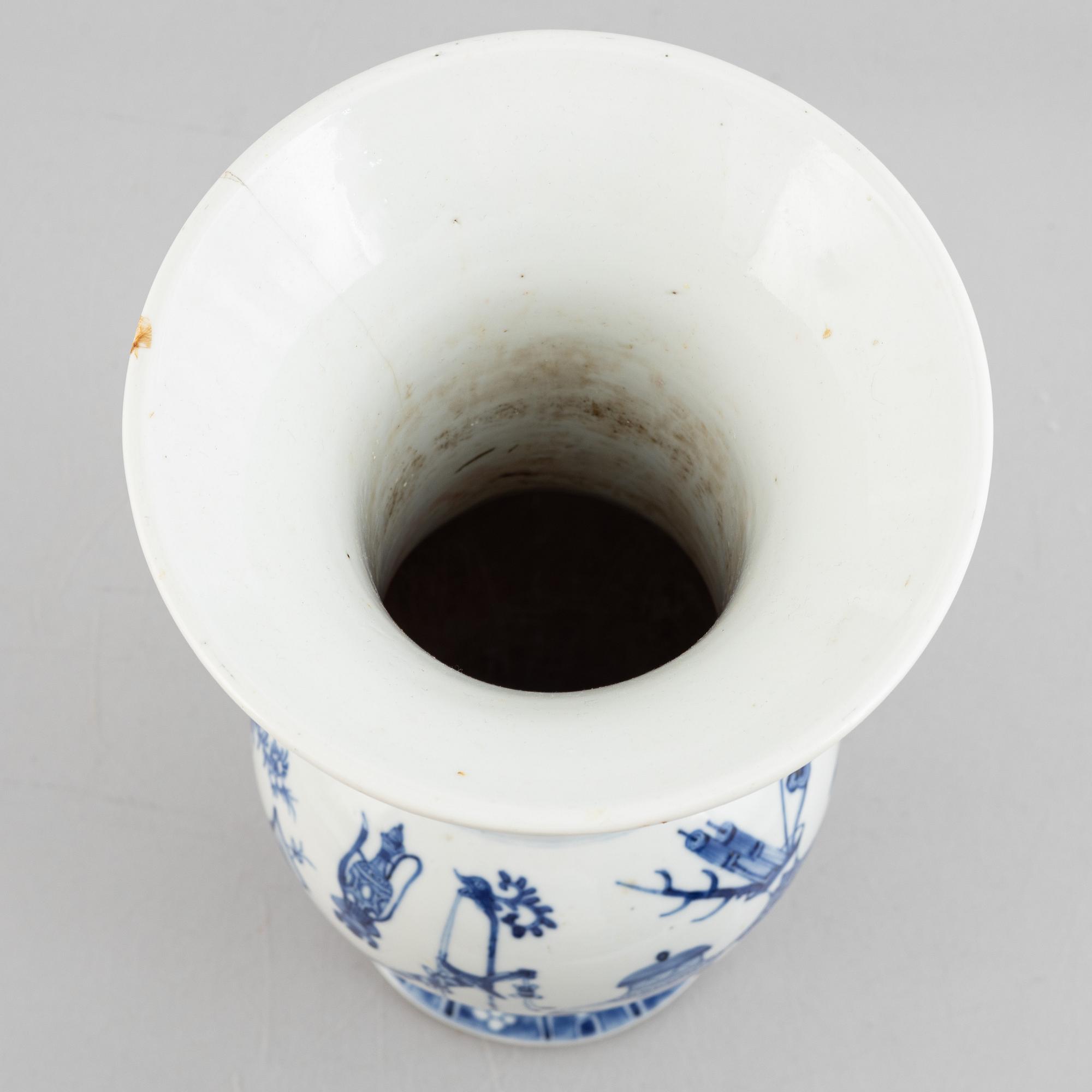 A Chinese blue and white porcelain vase, late Qing dynasty.