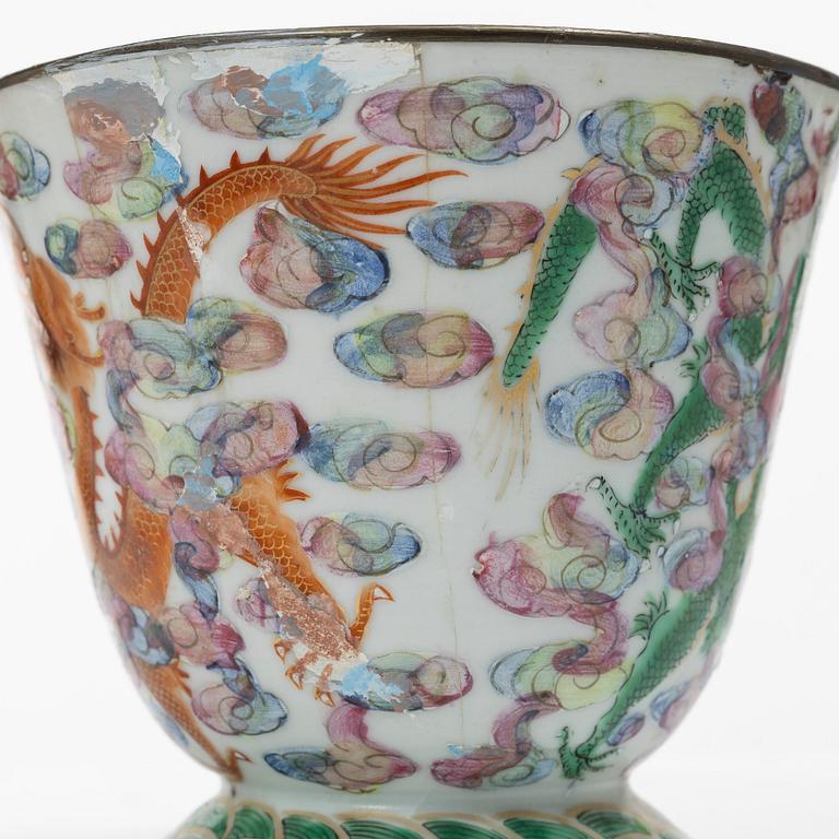 A Chinese famille rose 'dragon' jar with cover, for the Thai market, Qing dynasty, 19th century.