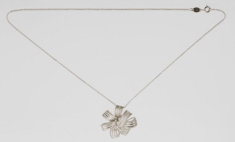 HÄNGE, 18K vitguld med briljant och baguettslipade diamanter 1.36 ct. Vikt 10,8 gram.