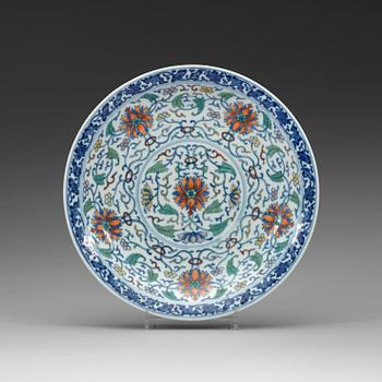 57. A wucai lotus dish, Qing dynasty with Qianlong seal mark.