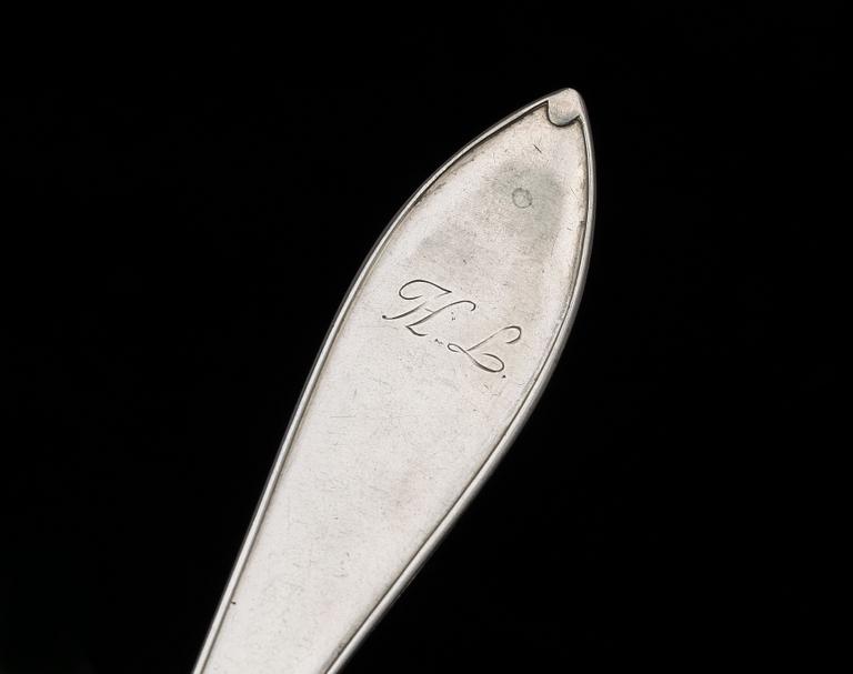 BESTICKSERVIS i SCHATULL, 89 delar, silver, "Svensk spetsig", olika tillverkare, bla Tork i Stockholm. Tot ca 3400 gram.