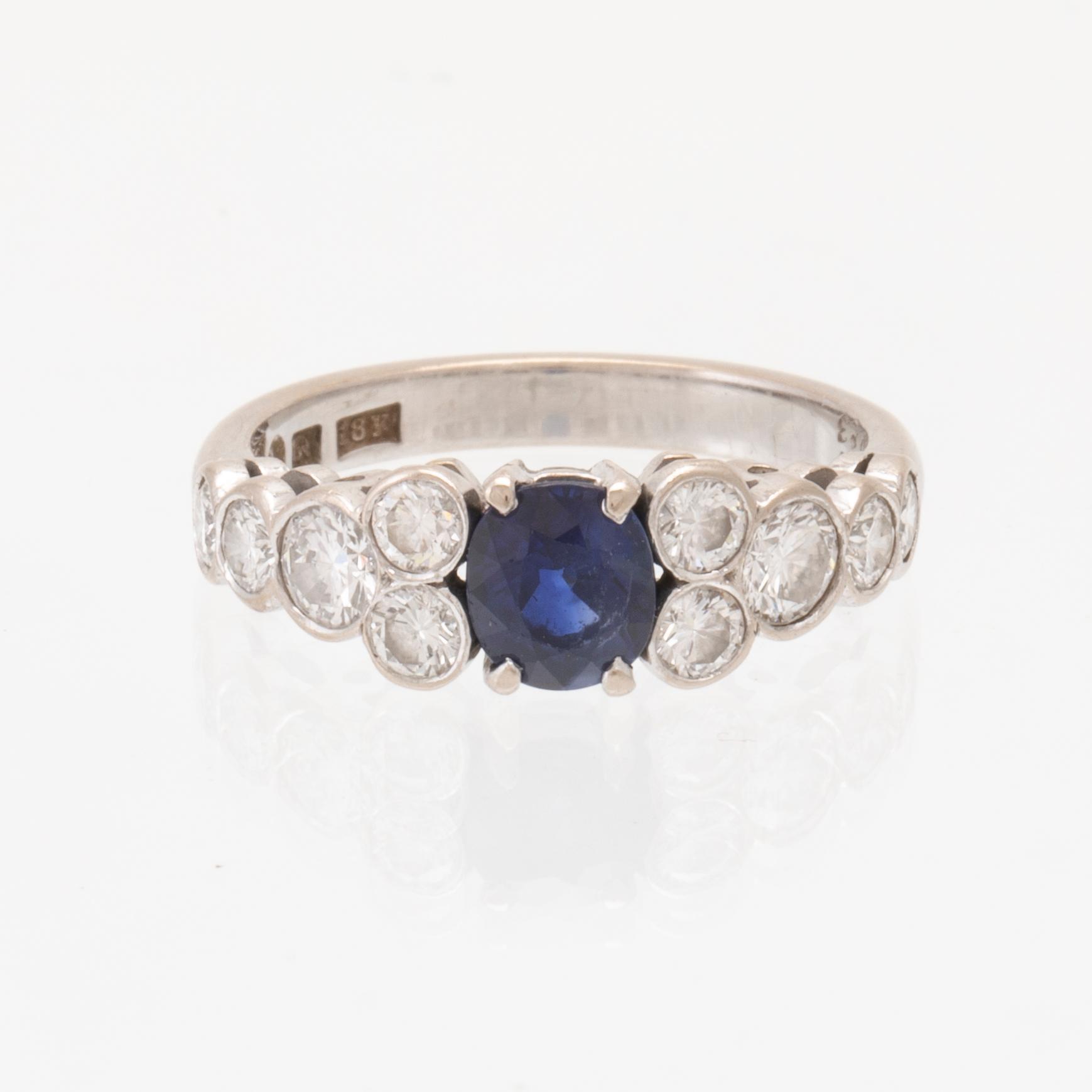 An 18K white gold ring set with an oval faceted sapphire and round brilliant-cut diamonds, Sengels Goldsmith Stockholm.