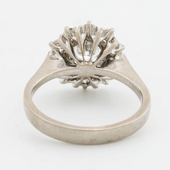 BRILJANTRING 18K vitguld m 1 briljant ca 0,55 ct TW VS, samt 10 mindre briljanter ca 0,70 ct TW SI.