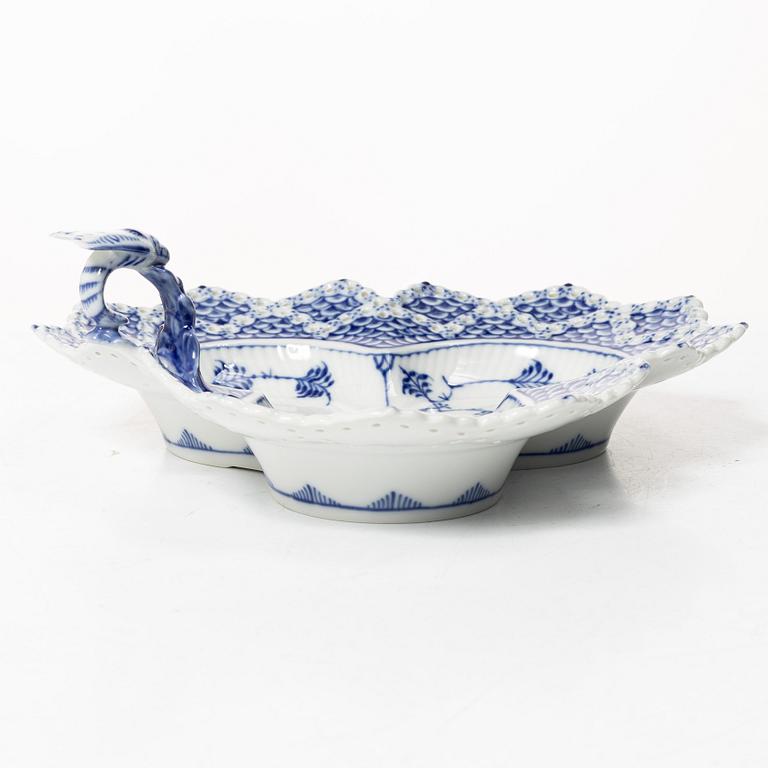 Royal Copenhagen, fat, porslin, "Musselmalet", helblonde, Danmark. 1974-1978.