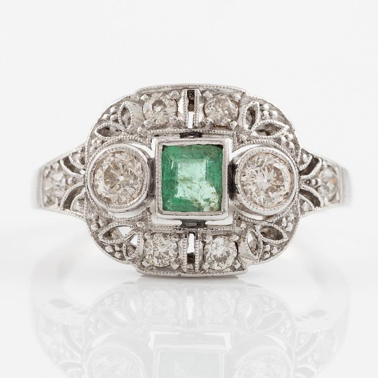 Ring 14K guld med en fasettslipad smaragd och gammalslipade diamanter.