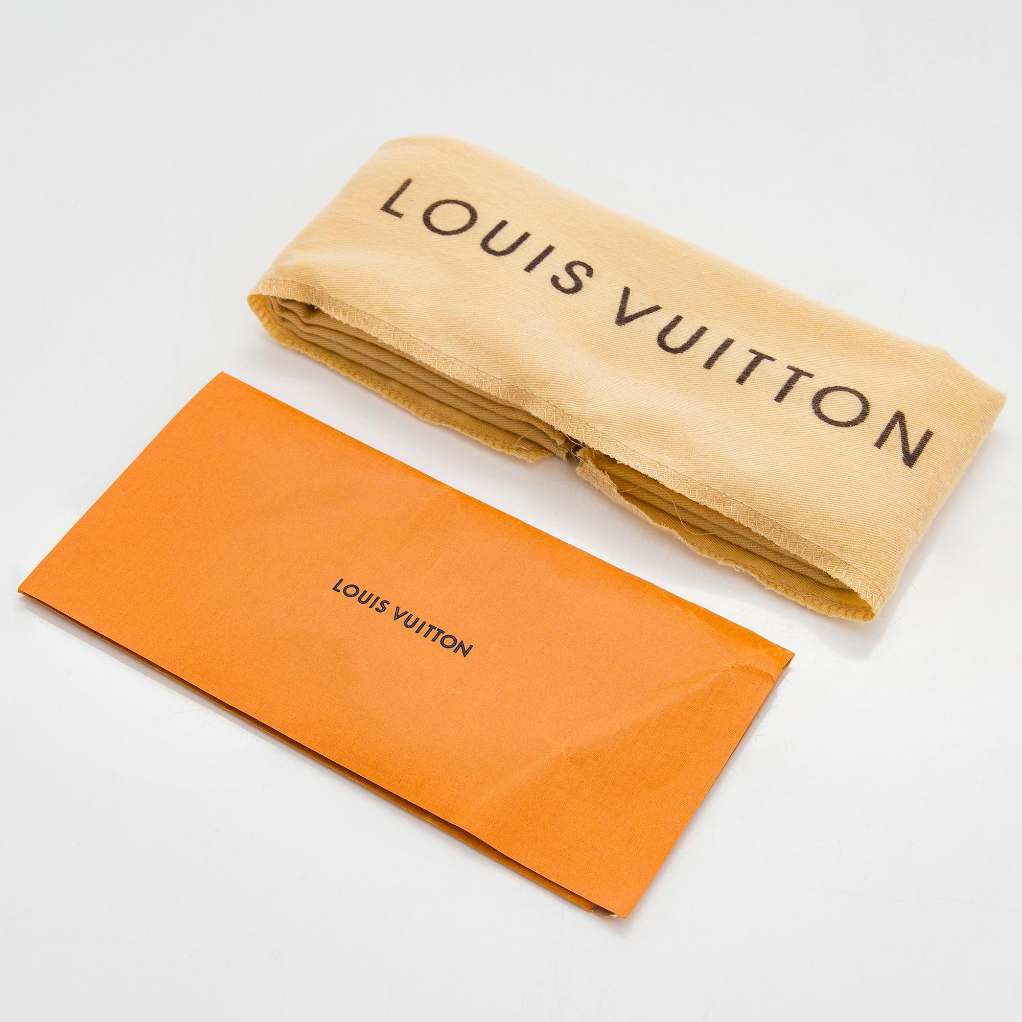 Louis Vuitton, an 'Artsy MM' handbag.