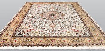 A part silk Tabriz carpet, so-called 50 Raj, approx. 348 x 252 cm.