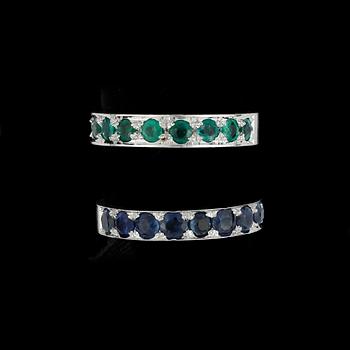 RINGAR, 2st, 18k vitguld med smaragder tot ca0,80ct och safirer tot ca1,80ct, enligt gravyrer. Totalvikt 10g.