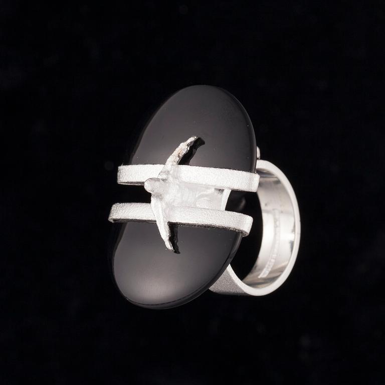 RING, Black Ikaros, sterling silver, onyx, Björn Weckström Lapponia 2011. Vikt 16,5 g.