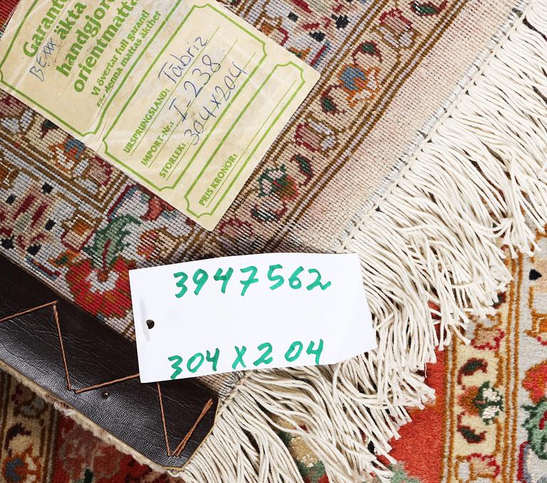 A Tabriz carpet, part silk, 50 raj, c. 304 x 204 cm.