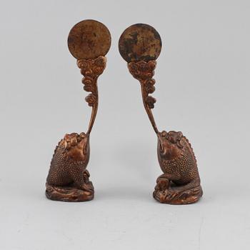 SKULPTURER, ett par, mörkpatinerad metall, 1900-tal.