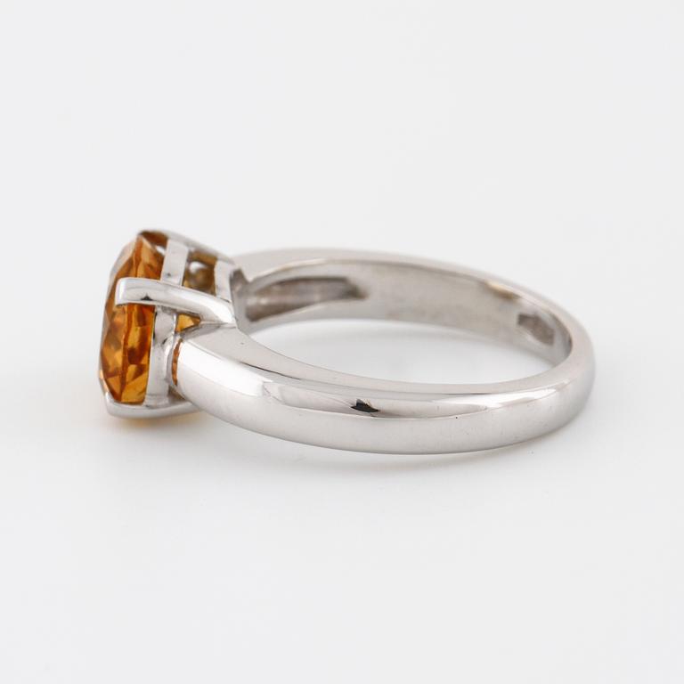 A oval cut citrine ring.